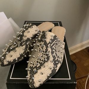 Pointed toe Snake print spiked flats